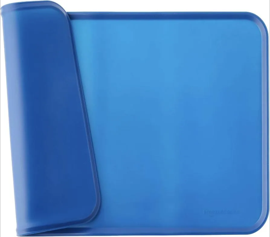 Amazon Basics Alfombrilla para comedero de mascota, de silicona, impermeable, 47 x 29 cm, Azul, Sólido